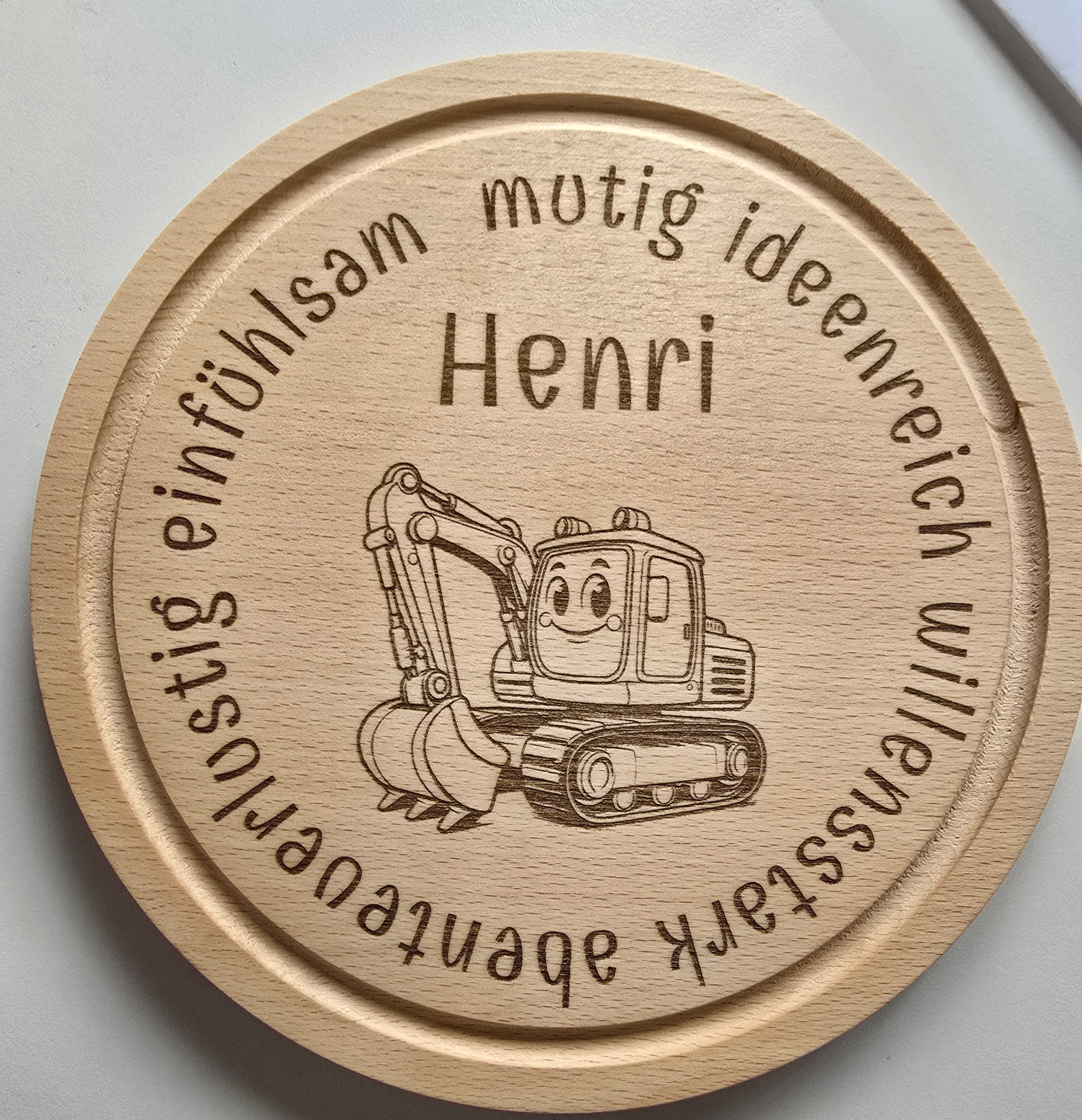 Rundes Holzbrett aus Buche – personalisiert