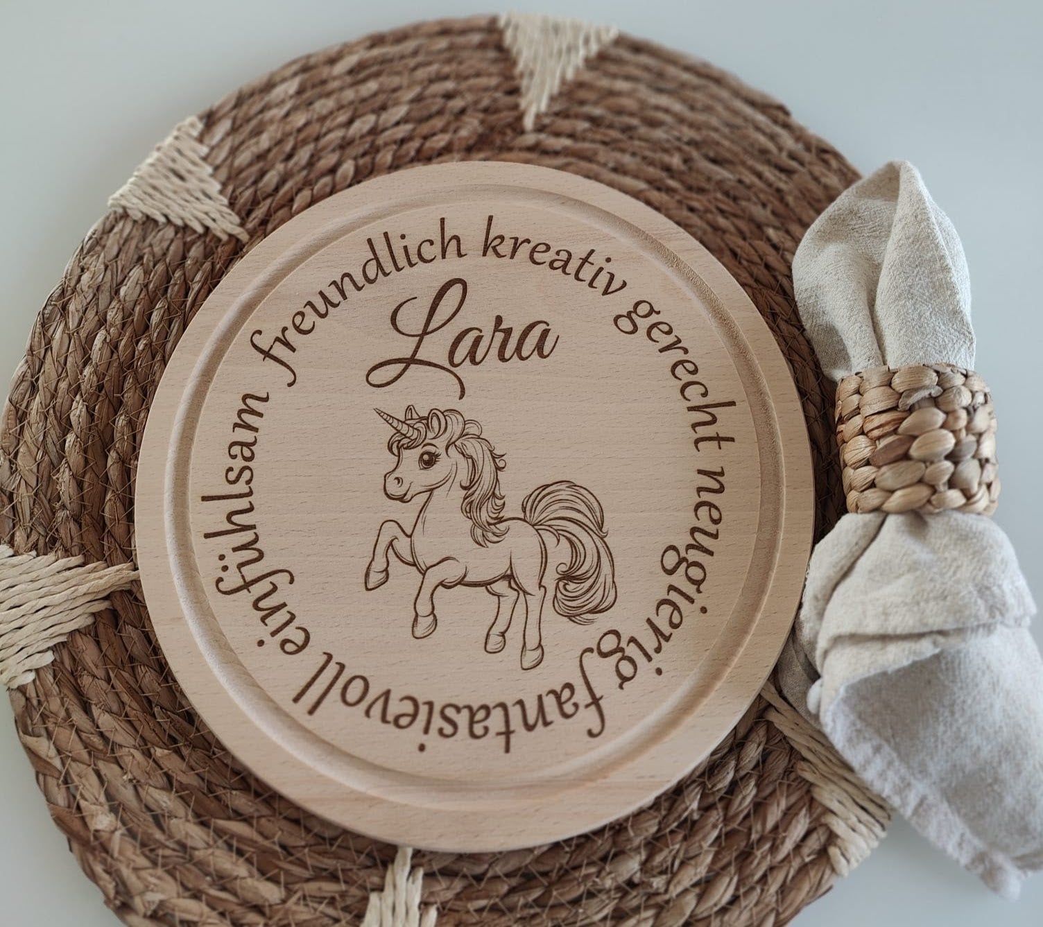 Rundes Holzbrett aus Buche – personalisiert